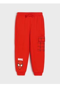 Sinsay - Spodnie dresowe Spider-Man - czerwony. Kolor: czerwony. Materiał: dresówka
