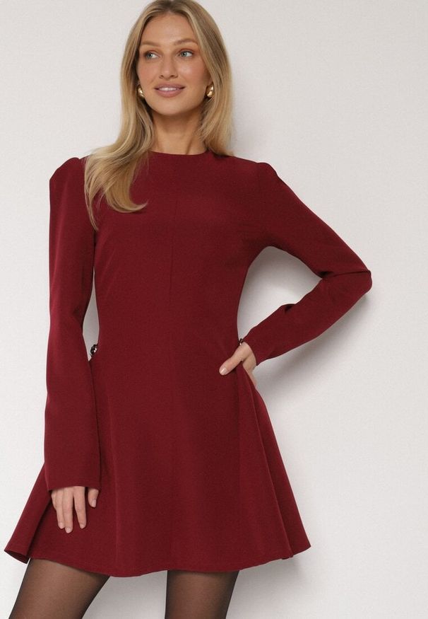 Born2be - Bordowa Rozkloszowana Sukienka Ozdobiona Metaliczną Aplikacją Eleslie. Okazja: na co dzień. Kolor: czerwony. Wzór: aplikacja. Styl: casual, elegancki