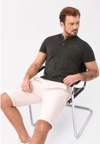 Volcano - Koszulka ze stójką T-COMBAT. Typ kołnierza: kołnierzyk stójkowy. Materiał: materiał, bawełna, jeans. Długość rękawa: krótki rękaw. Długość: krótkie. Wzór: kolorowy. Styl: klasyczny #1