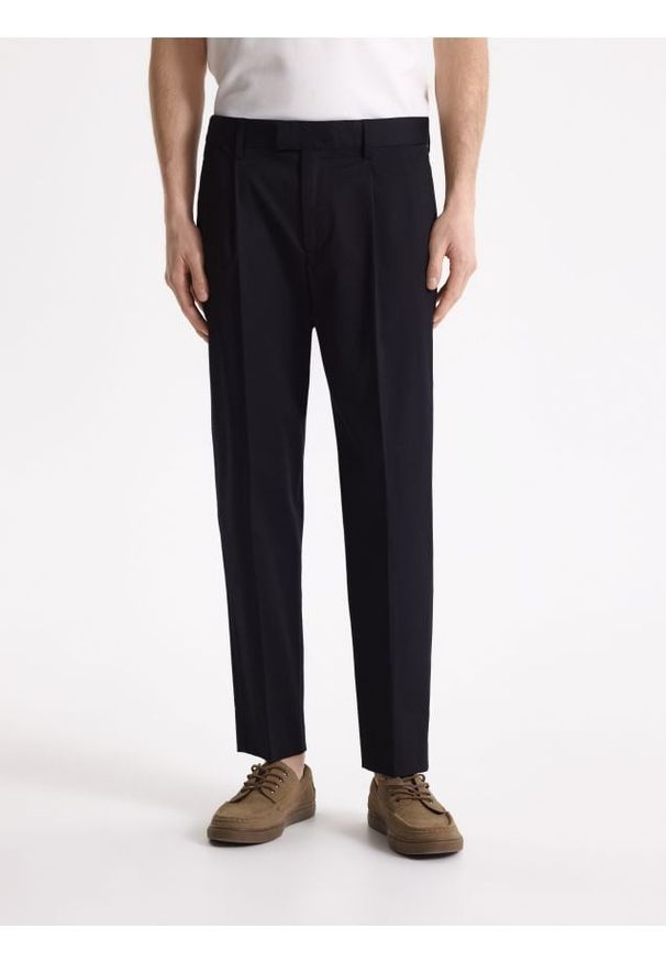 Reserved - Spodnie chino carrot z lyocellem - czarny. Kolor: czarny. Materiał: tkanina