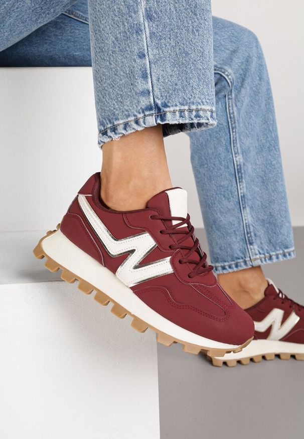 Renee - Bordowe Sneakersy Ozdobione Geometrycznym Motywem Annerie. Okazja: na co dzień. Kolor: czerwony. Materiał: jeans. Wzór: aplikacja, geometria