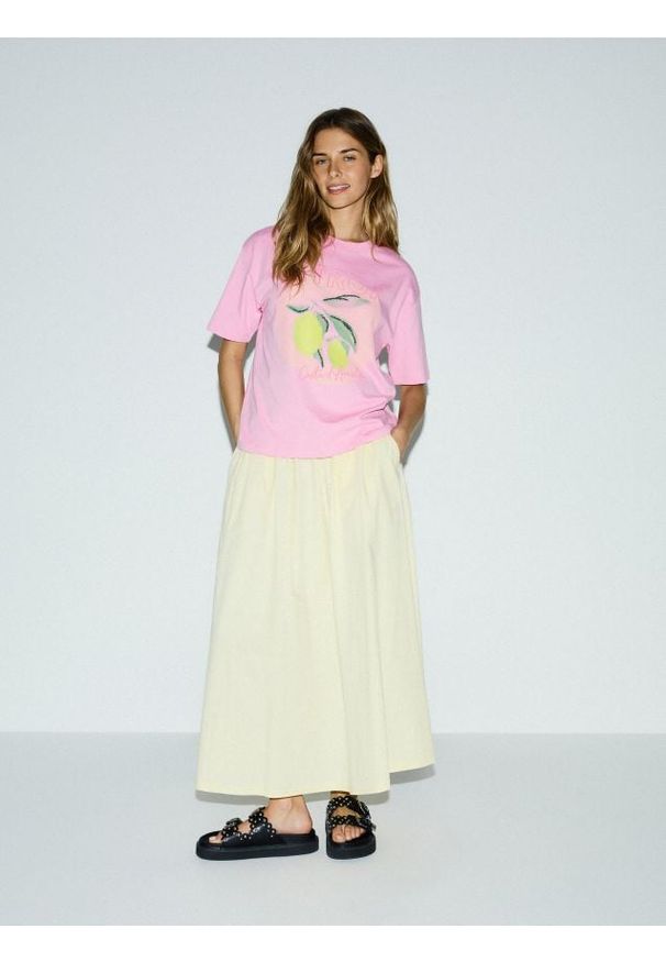 Reserved - Bawełniany t-shirt z nadrukiem - różowy. Kolor: różowy. Materiał: bawełna. Wzór: nadruk