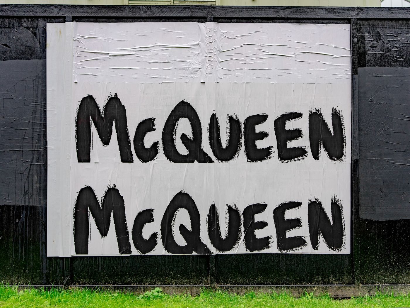 Alexander McQueen, kontrowersyjny projektant i historia jego marki