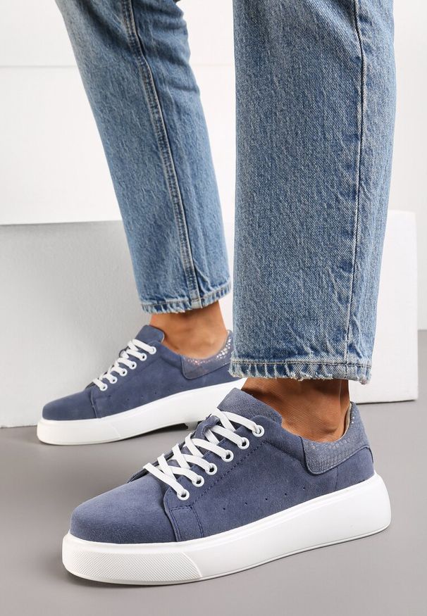 Renee - Niebieskie Sneakersy z Ozdobnym Zapiętkiem Emicca. Okazja: na co dzień, na spotkanie biznesowe, do pracy. Kolor: niebieski. Materiał: skóra. Sezon: lato, wiosna. Obcas: na obcasie