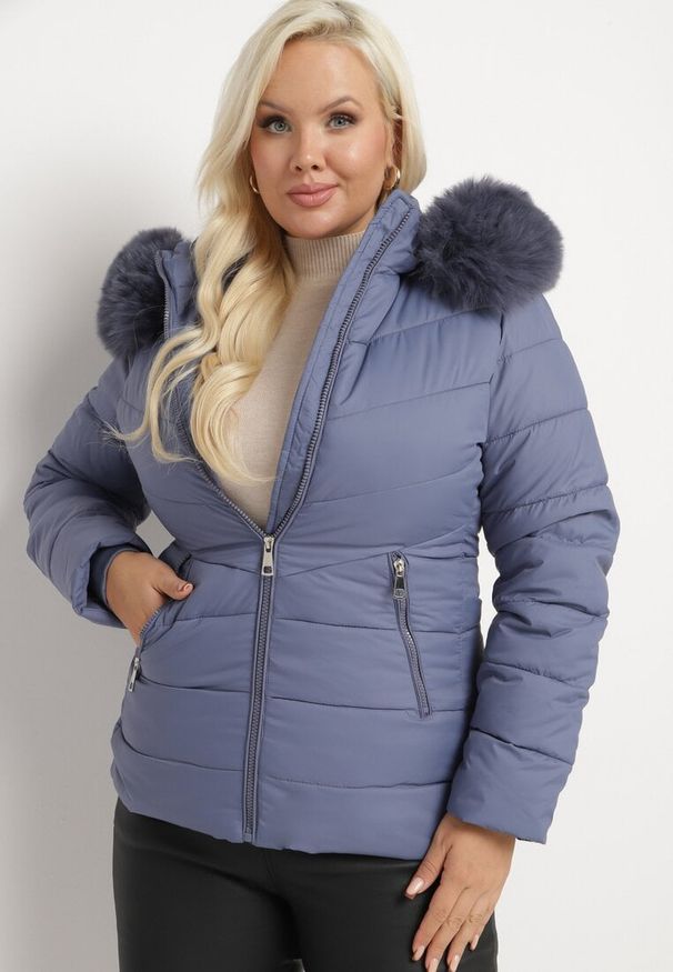 Born2be - Niebieska Pikowana Kurtka z Odpinanym Kapturem z Futerkiem Savessia. Okazja: na spacer. Kolekcja: plus size. Kolor: niebieski. Materiał: futro. Wzór: aplikacja. Styl: elegancki