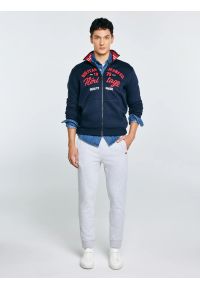 Big-Star - Bluza męska rozpinana z dużą aplikacją granatowa Shon 403. Okazja: na co dzień. Typ kołnierza: kołnierzyk stójkowy. Kolor: niebieski. Materiał: poliester, bawełna, dzianina. Wzór: aplikacja. Styl: casual #2