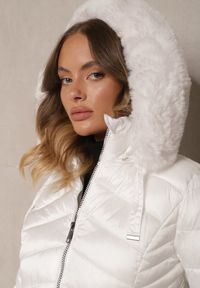 Renee - Biała Kurtka z Pikowanymi Przeszyciami i Kapturem z Futerkiem Podszyta Polarem Venessae. Okazja: na co dzień. Kolor: biały. Materiał: polar, futro. Długość rękawa: długi rękaw. Długość: długie. Styl: elegancki, casual