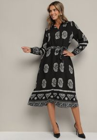 Born2be - Czarna Koszulowa Sukienka Ozdobiona Ornamentalnym Wzorem z Wiązanym Paskiem Roriola. Okazja: na co dzień, do pracy. Kolor: czarny. Materiał: tkanina, wiskoza, skóra. Wzór: aplikacja. Typ sukienki: koszulowe. Styl: casual, elegancki, klasyczny #4
