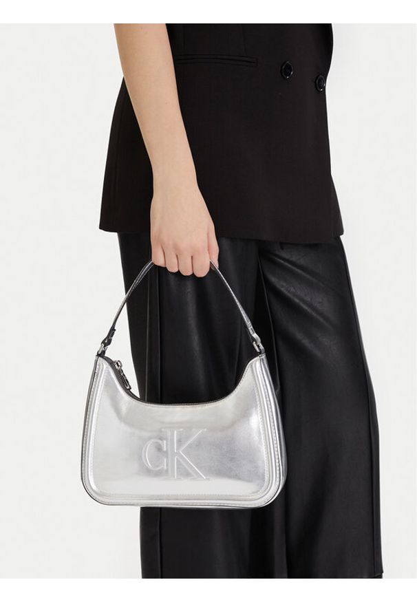Calvin Klein Torebka Bold Ck Metallic Shoulder Bag LV04F3332G Srebrny. Kolor: srebrny. Materiał: skórzane