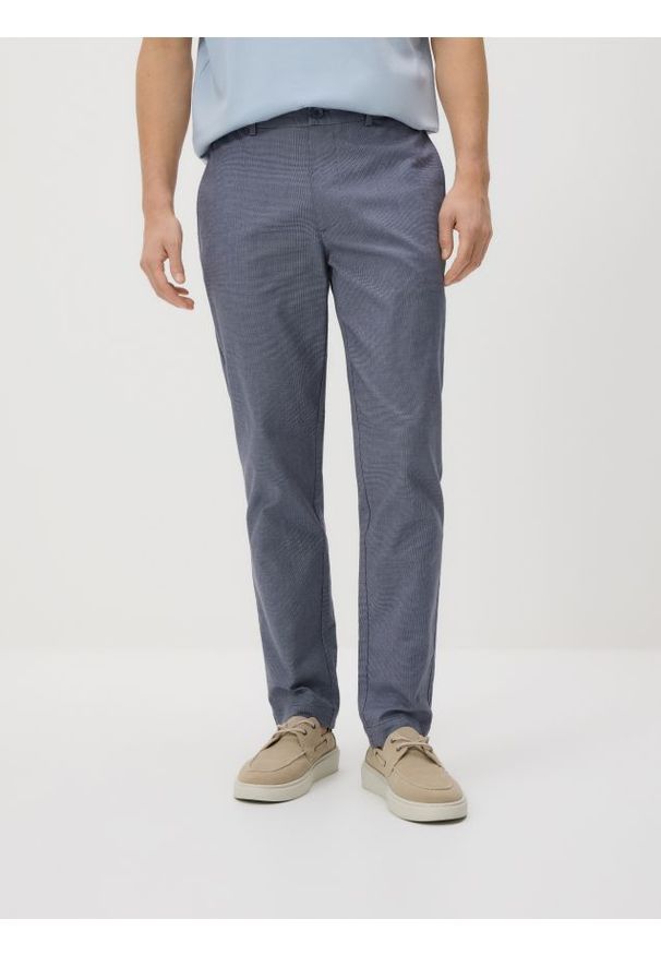 Reserved - Spodnie chino carrot - granatowy. Kolor: niebieski. Materiał: tkanina, bawełna