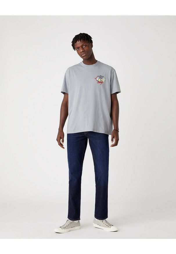 Wrangler - MĘSKI T-SHIRT WRANGLER SS CAR TEE MONUMENT GREY W7APGF174 112131355
