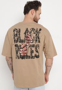 Born2be - Ciemnobeżowa Bawełniana Koszulka T-shirt z Nadrukiem po Obu Stronach Daven. Kolor: beżowy. Materiał: bawełna. Długość rękawa: krótki rękaw. Długość: krótkie. Wzór: nadruk #7