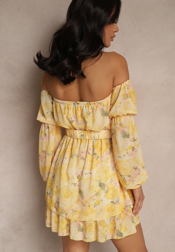 Renee - Żółta Sukienka Hiszpanka z Wiskozy w Kwiaty z Paskiem i Falbanami Zelmoi. Okazja: na co dzień, na randkę. Typ kołnierza: dekolt hiszpanka. Kolor: żółty. Materiał: wiskoza. Wzór: kwiaty. Sezon: lato. Styl: casual