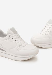 Born2be - Białe Sneakersy na Platformie z Kontrastową Lamówką Slaias. Kolor: biały. Obcas: na platformie #4