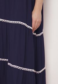 Born2be - Granatowa Bawełniana Sukienka z Krótkim Rękawem Camola. Kolekcja: plus size. Kolor: niebieski. Materiał: bawełna. Długość rękawa: krótki rękaw. Wzór: jednolity, aplikacja. Typ sukienki: dla puszystych. Styl: elegancki #2