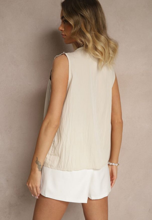 Renee - Jasnobeżowa Koszula z Wiskozą Bez Rękawów Zdobiona Falbaną przy Dekolcie V Millimia. Kolor: beżowy. Materiał: wiskoza. Długość rękawa: bez rękawów. Wzór: aplikacja