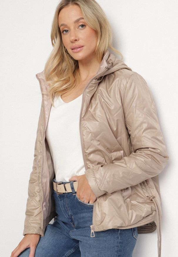 Born2be - Ciemnobeżowa Kurtka Pikowana z Odpinanym Kapturem i Ściągaczami po Bokach Nusarianis. Okazja: na co dzień, na spacer. Kolor: beżowy. Materiał: jeans. Długość rękawa: długi rękaw. Długość: długie. Styl: casual, elegancki