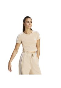 Adidas - Koszulka damska ADIDAS Gym & Pilates crop slim. Kolor: biały, wielokolorowy, beżowy. Materiał: bawełna, materiał, elastan. Sport: joga i pilates