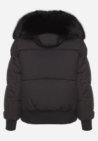 Born2be - Czarna Pikowana Kurtka z Szerokimi Ściągaczami i Ozdobnym Futrem przy Kapturze Inandria. Okazja: na co dzień, do pracy, na spotkanie biznesowe. Kolor: czarny. Materiał: futro. Długość rękawa: długi rękaw. Długość: długie. Styl: biznesowy, klasyczny, casual, elegancki #5