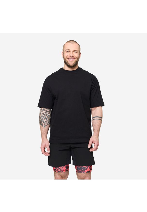 DOMYOS - Koszulka z krótkim rękawem męska Domyos Gym & Pilates. Kolor: czarny, wielokolorowy, pomarańczowy. Materiał: tkanina, elastan, prążkowany, bawełna, materiał. Długość rękawa: krótki rękaw. Długość: krótkie. Sport: joga i pilates