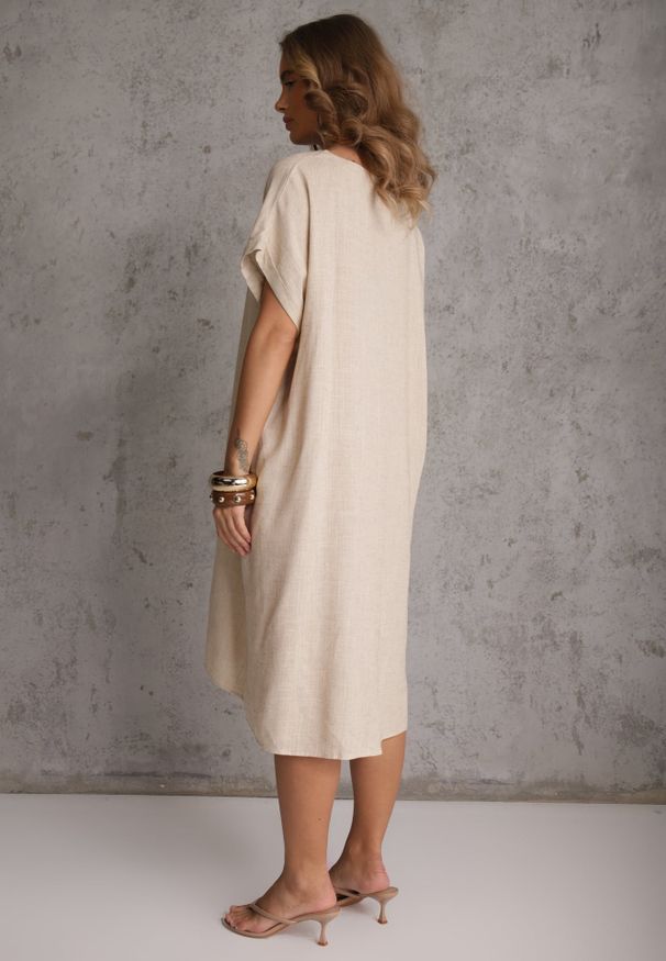 Renee - Beżowa Sukienka o Pudełkowym Kroju z Lnem i Wiskozą Zdobiona Guzikiem Mezynore. Kolekcja: plus size. Kolor: beżowy. Materiał: wiskoza, len. Wzór: aplikacja. Typ sukienki: dla puszystych. Styl: boho, wakacyjny