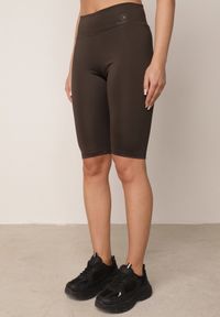 Born2be - Brązowe Szorty Kolarki z Wysokim Stanem i Modelującym Pasem Toadgrass. Stan: podwyższony. Kolor: brązowy. Styl: elegancki #7