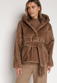Born2be - Jasnobrązowa Kurtka Futerko z Kapturem i Wiązanym Paskiem Zetara. Okazja: na co dzień, na spacer. Typ kołnierza: kaptur. Kolor: brązowy. Materiał: futro. Styl: klasyczny, casual #6