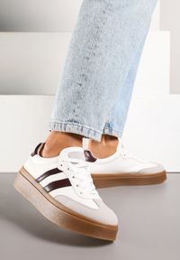 Renee - Biało-Bordowe Sneakersy na Kauczukowej Podeszwie Ozdobione Paskami Nilimea. Okazja: na co dzień. Zapięcie: pasek. Kolor: biały. Materiał: kauczuk. Wzór: aplikacja