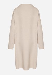 Born2be - Beżowa Sweterkowa Sukienka Pudełkowa Ozdobiona z Boku Guzikami Tustina. Okazja: na co dzień. Kolor: beżowy. Materiał: jeans. Wzór: aplikacja. Typ sukienki: proste. Styl: casual, elegancki #2