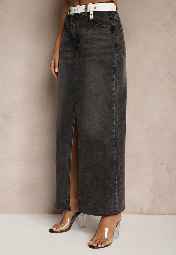 Renee - Czarna Spódnica Jeansowa o Ołówkowym Kroju Zdobiona Rozcięciem Lisovira. Stan: podwyższony. Kolor: czarny. Materiał: jeans. Wzór: aplikacja. Styl: elegancki
