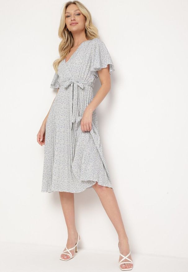 Born2be - Beżowo-Fioletowa Rozkloszowana Sukienka z Gumką w Pasie i Materiałowym Paskiem Prissa. Okazja: na co dzień. Typ kołnierza: dekolt w kształcie V. Kolor: beżowy. Materiał: materiał. Długość rękawa: krótki rękaw. Styl: casual, elegancki