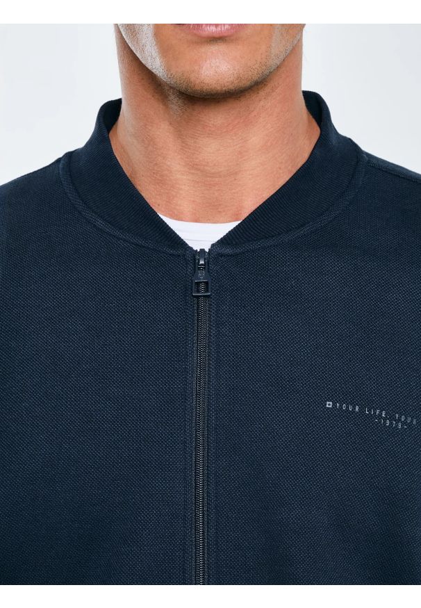 Big-Star - Bluza męska bomber granatowa Wladorb 403. Okazja: na spacer. Typ kołnierza: kołnierzyk stójkowy. Kolor: niebieski. Materiał: jeans, materiał, dzianina. Wzór: nadruk. Styl: sportowy, wizytowy