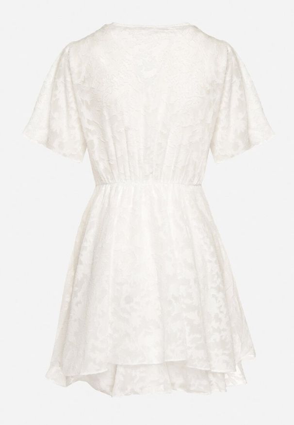 Born2be - Biała Sukienka o Rozkloszowanym Kroju z Dekoltem Zapinanym na Napy Uzimira. Okazja: do pracy. Typ kołnierza: dekolt w kształcie V. Kolor: biały. Styl: klasyczny