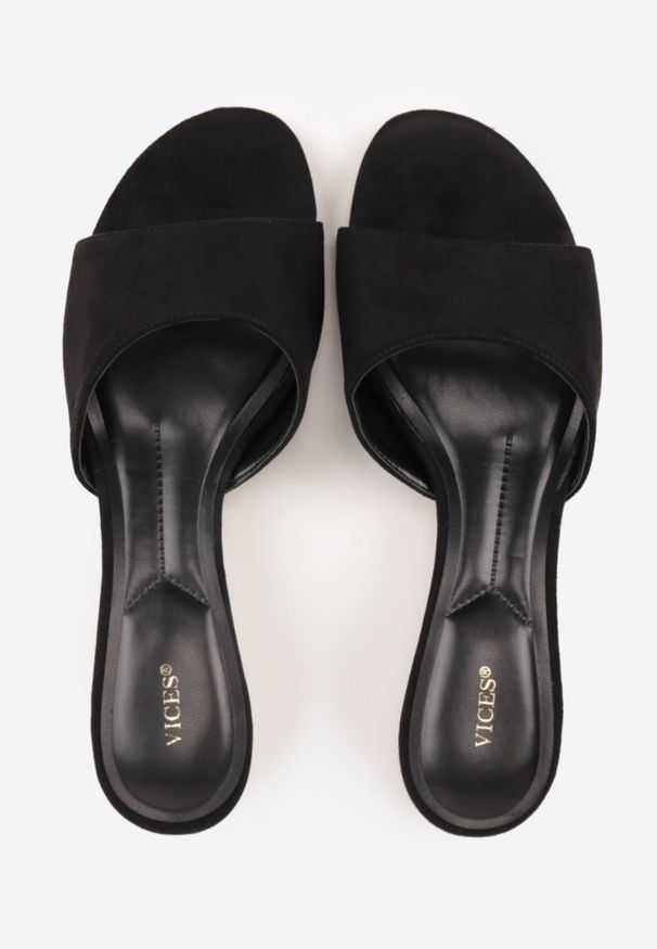 Renee - Czarne Klapki VICES na Obcasie Typu Kaczuszka z Imitacji Drewna Sacredgem. Okazja: do pracy. Kolor: czarny. Materiał: jeans. Obcas: na obcasie. Wysokość obcasa: średni