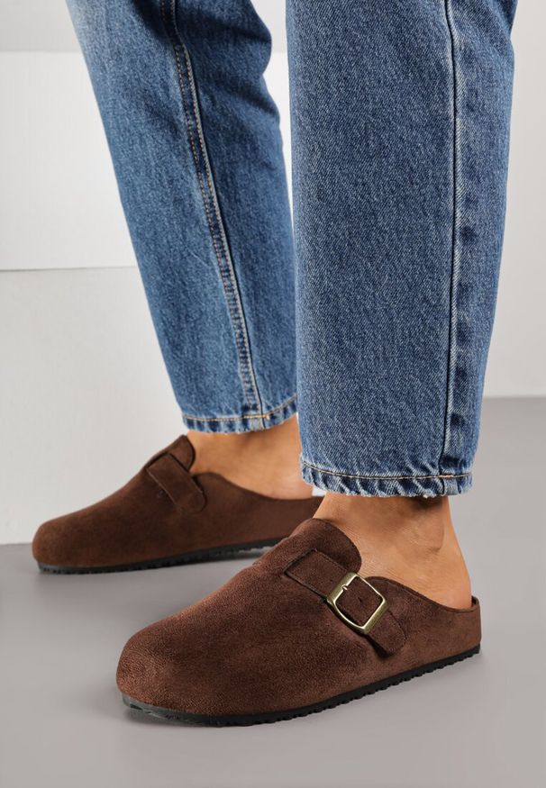 Renee - Ciemnobrązowe Klapki Mule z Imitacji Zamszu z Paskiem ze Sprzączką Anavitta. Okazja: na co dzień. Kolor: brązowy. Materiał: zamsz. Wzór: aplikacja. Sezon: lato. Styl: boho, casual