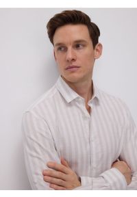 Reserved - Bawełniana koszula regular fit - beżowy. Kolor: beżowy. Materiał: bawełna