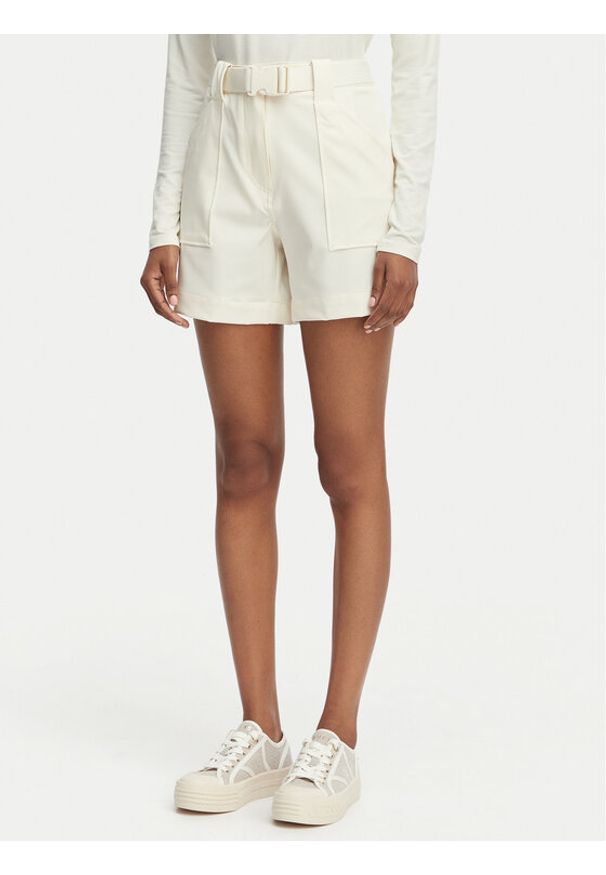 Guess Szorty materiałowe W6GD01 W1415 Kremowy Regular Fit. Kolor: kremowy. Materiał: syntetyk