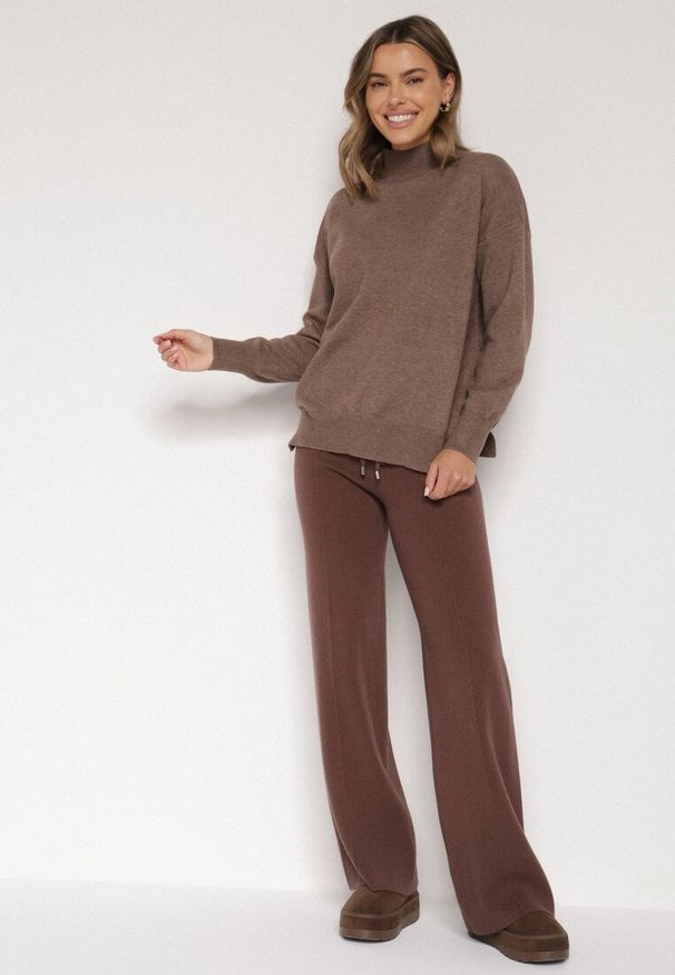 Born2be - Brązowe Spodnie Szerokie Spodnie z Wysokim Stanem z Domieszką Kaszmiru Nefrina. Okazja: na spacer, na co dzień. Stan: podwyższony. Kolor: brązowy. Materiał: kaszmir. Sezon: zima, jesień. Styl: casual, klasyczny