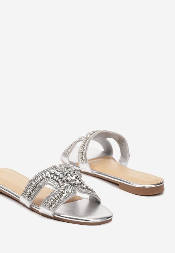 Renee - Srebrne Klapki na Płaskiej Podeszwie Wykończone Cyrkoniami i Metalowymi Elementami Sanesstia. Okazja: na co dzień. Kolor: srebrny. Materiał: jeans, len. Wzór: aplikacja, haft. Sezon: wiosna, lato. Obcas: na płaskiej podeszwie. Styl: elegancki, boho, casual, klasyczny, wizytowy
