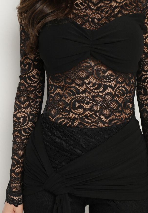 Born2be - Czarny Koronkowy Komplet z Trenem Szerokie Spodnie i Bluzka z Długim Rękawem Tiradi. Kolor: czarny. Materiał: koronka. Wzór: aplikacja