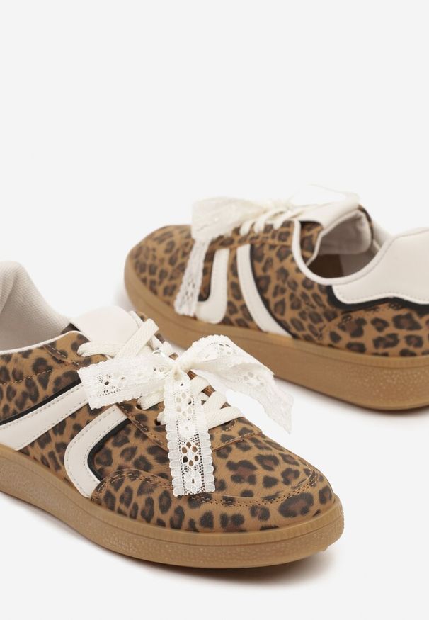 Renee - Panterkowe Sneakersy Typu Kultowe Tenisówki z Ozdobną Odpinaną Kokardą Korilinda. Okazja: na imprezę, na co dzień. Materiał: jeans