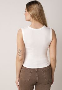 Born2be - Biały Dopasowany Top Bez Rękawów z Wiskozy z Kwadratowym Dekoltem Madu. Okazja: na spacer. Typ kołnierza: dekolt kwadratowy. Kolor: biały. Materiał: wiskoza. Długość rękawa: bez rękawów. Sezon: lato. Styl: klasyczny, elegancki #8