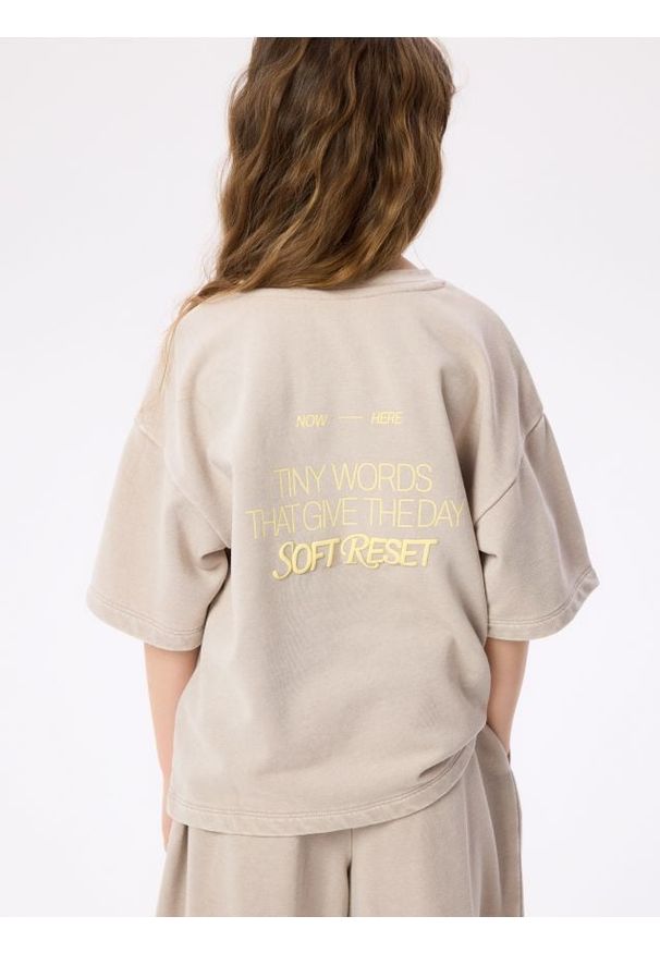 Reserved - Luźny t-shirt z nadrukiem - beżowy. Kolor: beżowy. Materiał: bawełna. Wzór: nadruk