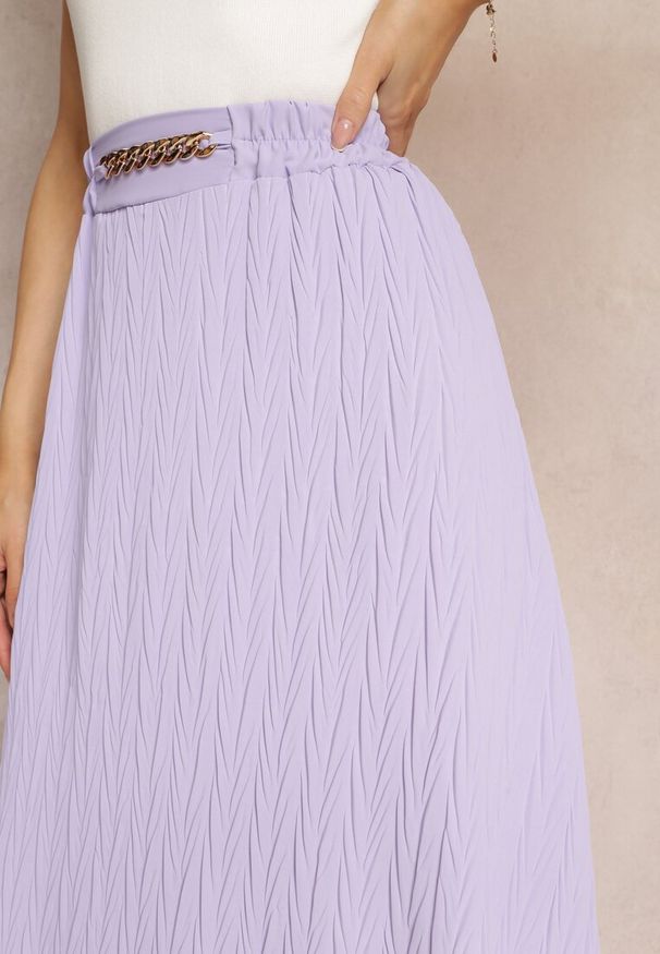 Renee - Fioletowa Rozkloszowana Spódnica Maxi z Gumką w Talii i Łańcuchem Lilurka. Kolor: fioletowy. Materiał: tkanina