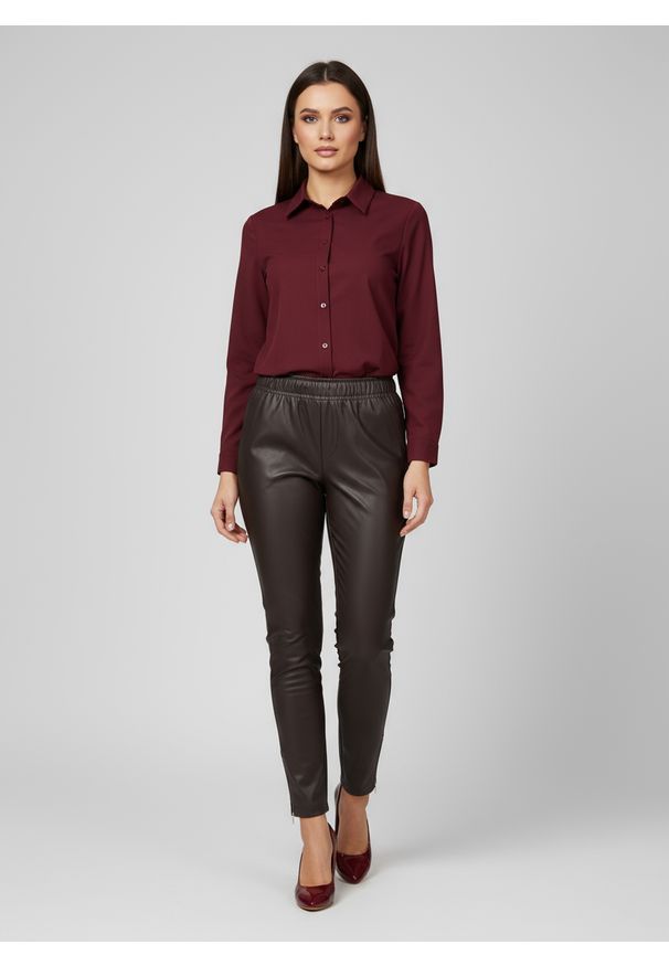 Moda Size Plus Iwanek - Eleganckie czekoladowe spodnie BengaMetallic04 7/8 o kroju slim fit PLUS SIZE XXL OVERSIZE JESIEŃ. Okazja: do pracy, na spacer, na co dzień. Kolekcja: plus size. Kolor: brązowy. Materiał: skóra, poliester, materiał, tkanina, elastan, nylon. Sezon: jesień. Styl: elegancki