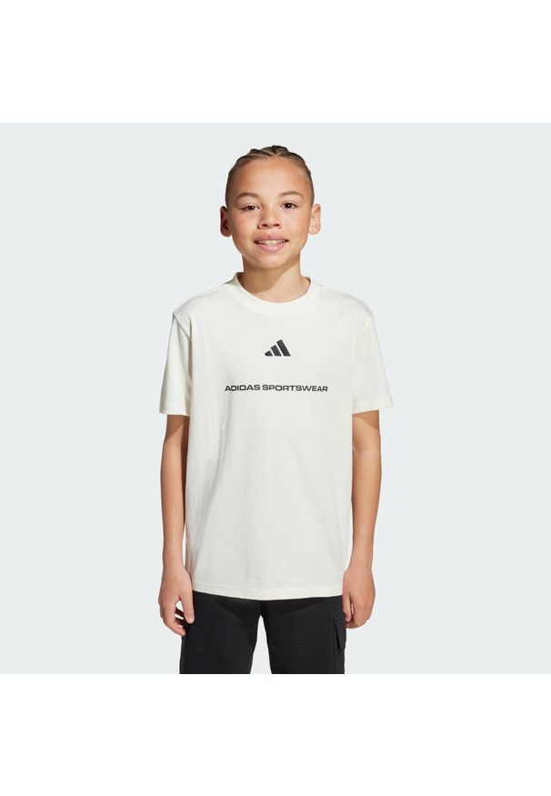Adidas - Koszulka adidas Slogan Single Jersey. Kolor: biały. Materiał: jersey. Sport: joga i pilates