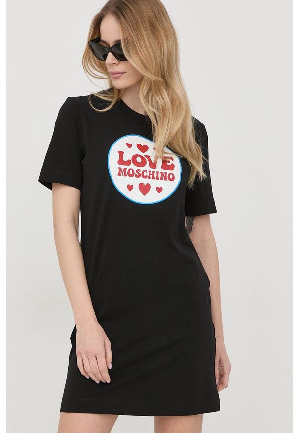 Love Moschino sukienka kolor czarny mini prosta. Okazja: na co dzień. Kolor: czarny. Długość rękawa: krótki rękaw. Wzór: nadruk. Typ sukienki: proste. Styl: casual. Długość: mini