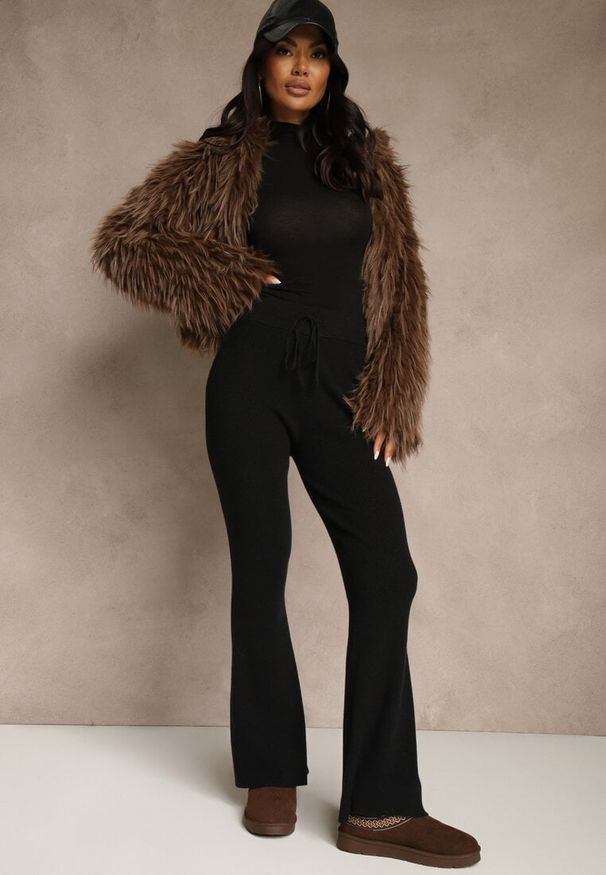 Renee - Czarne Dzianinowe Spodnie z Wiskozą o Kroju Flare Zetene. Okazja: na spacer, na co dzień. Kolor: czarny. Materiał: wiskoza, dzianina. Styl: casual, klasyczny