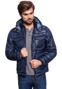 Lee - KURTKA ZIMOWA LEE LOCO PUFFER NAVY L87NWS35. Typ kołnierza: kołnierzyk stójkowy. Materiał: materiał. Sezon: zima