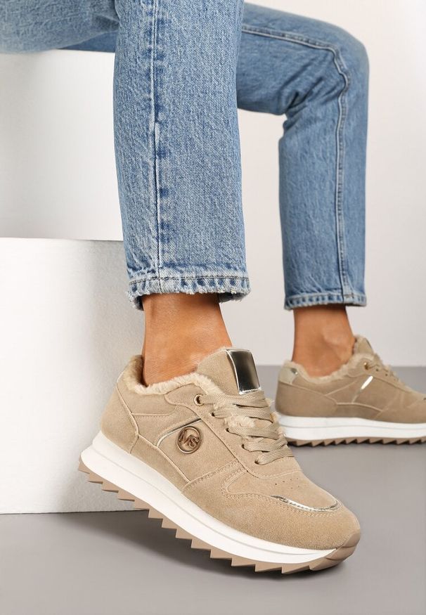 Renee - Ciemnobeżowe Sneakersy na Płaskiej Podeszwie z Metaliczną Ozdobą i Ociepleniem Solirra. Okazja: na co dzień. Kolor: beżowy. Materiał: jeans. Wzór: aplikacja. Obcas: na płaskiej podeszwie